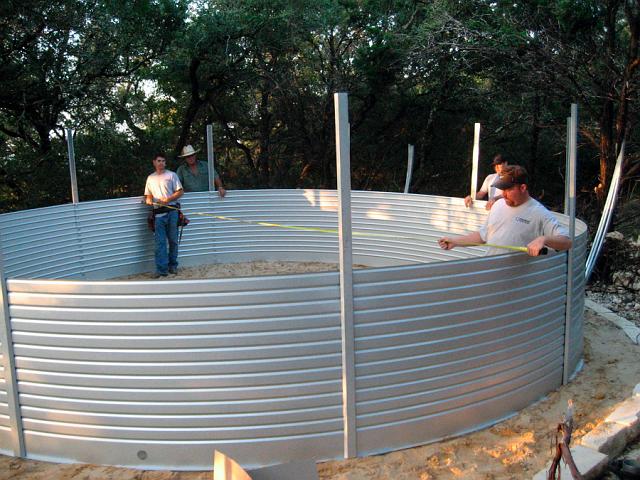 Tank4.JPG - Adjusting circularity of first completed first panel row. September 25, 2007.