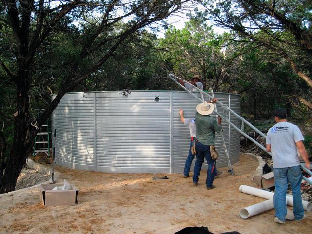 Tank7.JPG - Installation of roof truss. September 25, 2007.